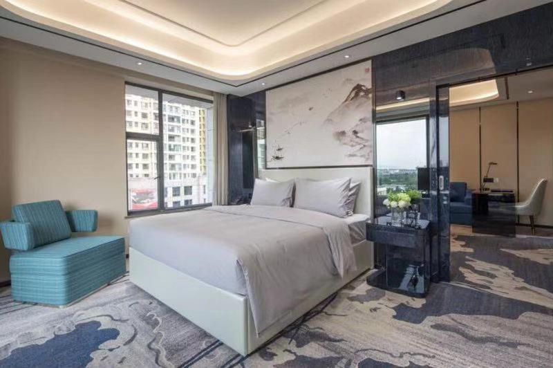 Ramada By Wyndham Mengzi Suites Екстер'єр фото
